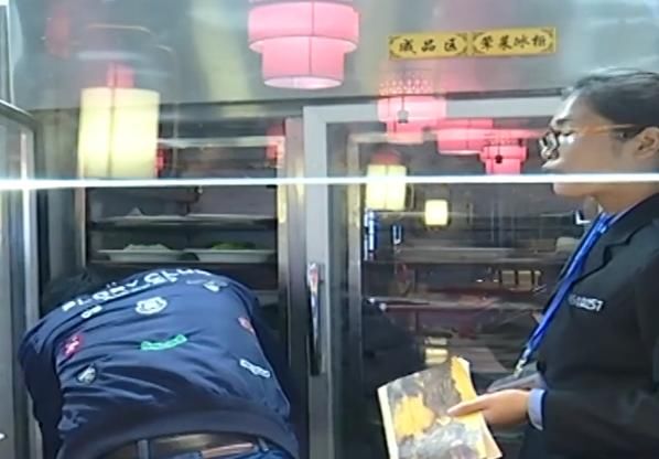  跪下|男子火锅店内吃出塑料，看完监控经理傻眼了：我给你跪下道歉！