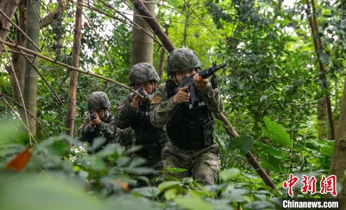 广西武警官兵立夏时节练兵忙