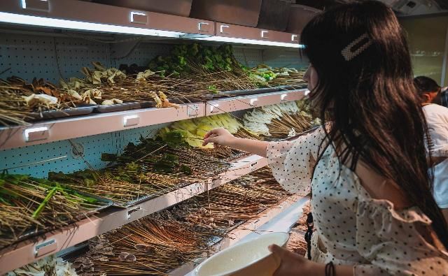  寻味|寻味成都 | 一座来了就不想走的城，一台开了就不想下的车