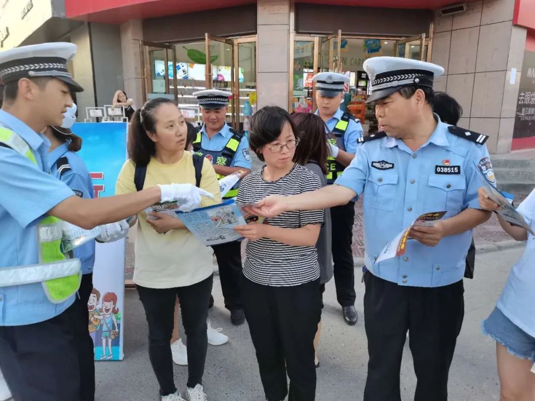 活动|靖边交警街头开展“车让人，人守规”交通安全宣传劝导活动