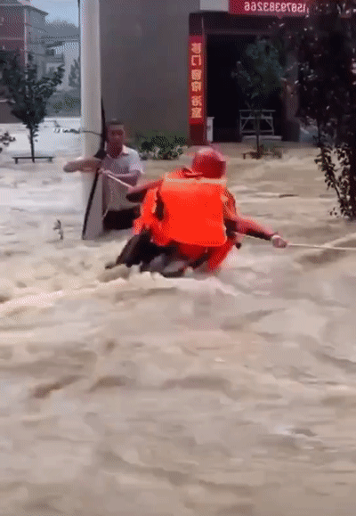 官兵|【青分享】多支部队的7000余名官兵正在第一线参加抗洪抢险任务