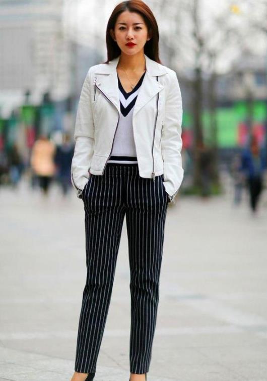 衬衫|街拍:小姐姐紫色衬衫搭配黑白豹纹的短裙,时尚又很有个性