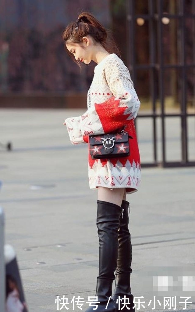 黄色|街拍,小姐姐穿一件浅绿色的无袖上衣,很有个人魅力