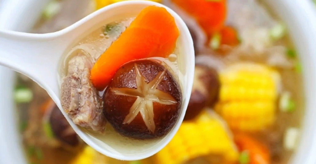  噜噜|胡萝卜玉米排骨汤, 清甜可口的美味汤, 简单又易做营养又健康