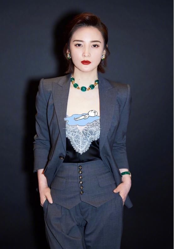 蒋勤勤|真是被蒋勤勤美到了，“马甲”就腰上有一块，配着缎面蕾丝更抢镜