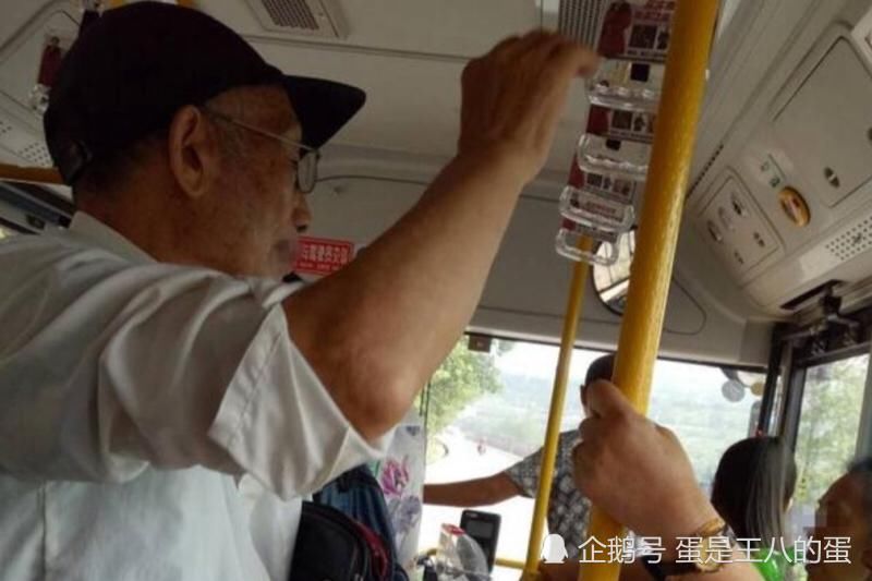 耍流氓|美女公交不让座，70岁大爷上去撕其衣服，是泄愤还是耍流氓？