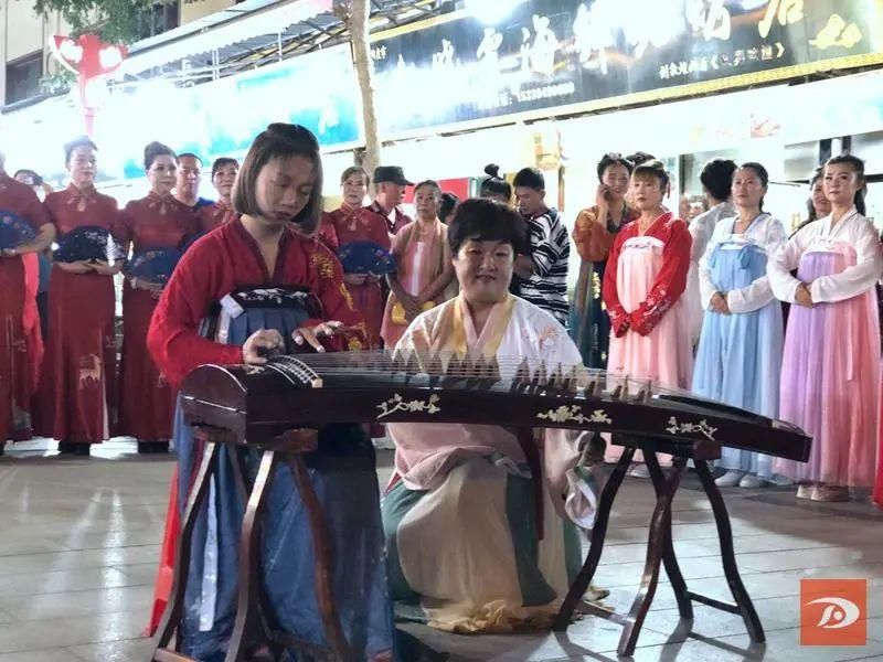  夜市|炫｜体验汉服汉礼 敦煌夜市上演“穿越”秀