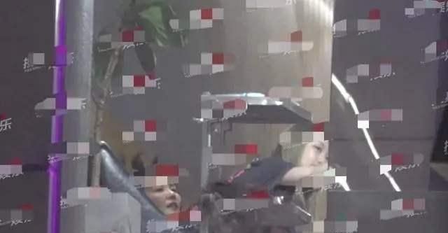  母女俩|王菲带李嫣一起现身理发店，等待间隙母女俩喝起红酒，画面温馨