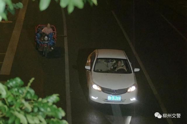  冯先生|柳州八一路突现隔离栏碎片致人受伤原来有人撞坏后跑了