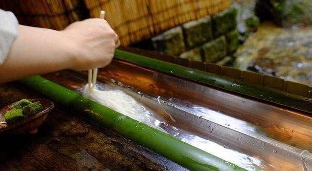 素面|火遍日本的“流水素面”，传入中国后却默默无闻，吃货表示太脏了