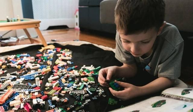 乐高|十岁自闭症男孩痴迷乐高，网友众筹50000+“零件”，打造全球最大泰坦尼克号：梦想不会创造奇迹，但追梦的人可以