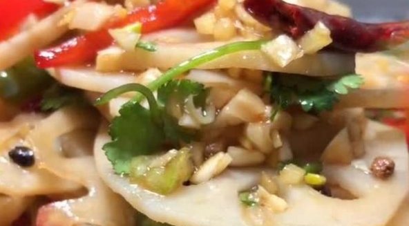  7孔|做凉拌莲藕先放醋还是先撒盐？大部分人做错了，难怪不爽脆还发黑