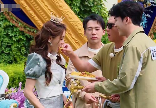  baby|郑恺给baby喂薯片时，谁注意字幕写的啥？救场也太及时了