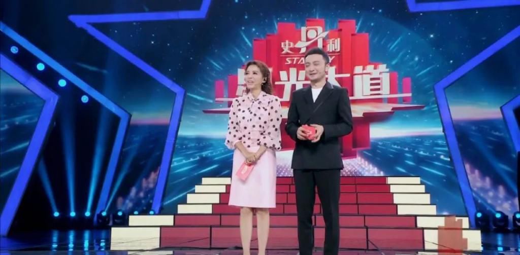  嘴里面|央视主持人朱迅身体告急？一天录制17场节目，《星光大道》上台需被助理搀扶？