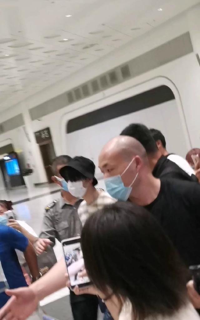  合体|王俊凯回归《中餐厅》，将与杨超越合体录节目，被踩鞋子反应可爱