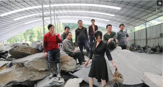 图片来自|丈夫打牌输光千万家产，她携俩女儿净身出户，把石头生意做到国外