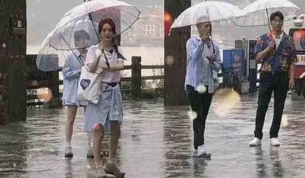  观众|《中餐厅》赵丽颖雨中拉客，第一次素颜出现在观众面前
