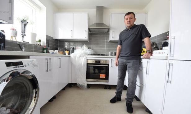  英国|英国男子花费百万搬入新房，入住后却成“噩梦”，男子一家无奈换住宾馆