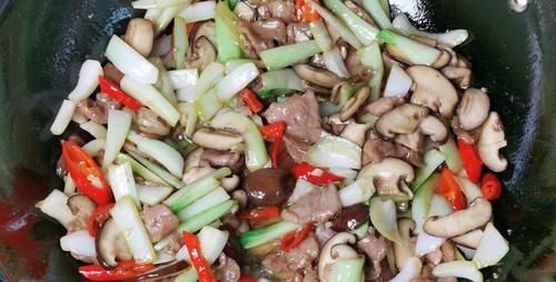  家常菜|鲜香味美的小白菜香菇炒肉，做法简单易学，清新入味，特美味