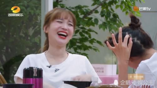  女明星|女明星也邋遢！蓝盈莹说话时抠脚！但在饭桌上这个恶习更不能忍！