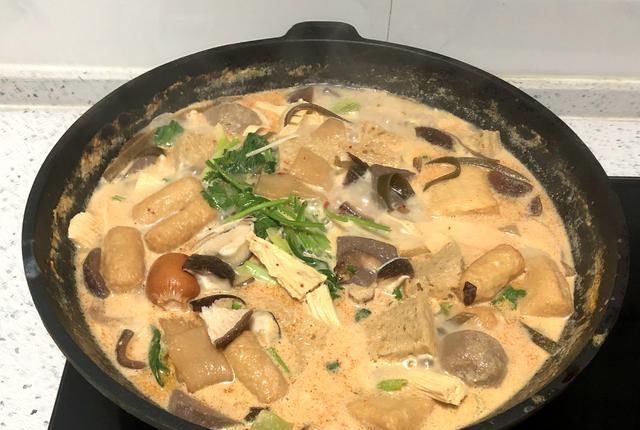 太贵|麻辣烫太贵吃不起，教你正确做法，10元做1锅，夫妻俩人吃到撑