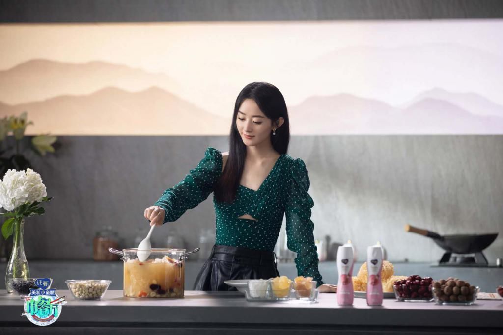  剧照|赵丽颖《中餐厅》宣传片剧照，波点上衣搭黑色皮裙，气质真好！