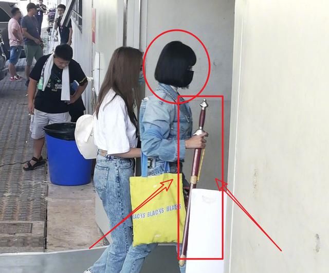  瞩目|《小巨人运动会》最新路透，许佳琪手拿道具剑，郑希怡发际线瞩目