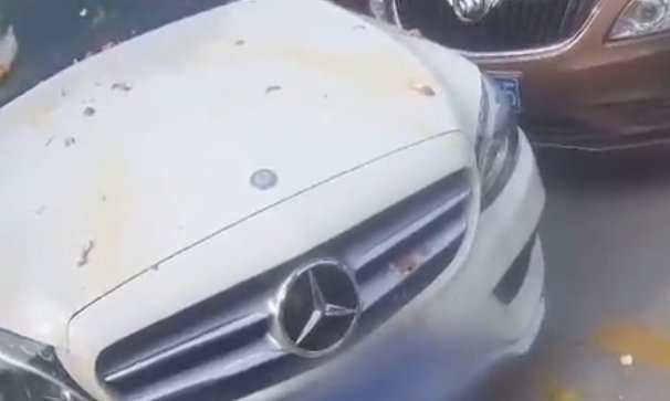  块钱|车位被堵，男子花18块钱鸡蛋怒砸奔驰车！结果赔了2.1万