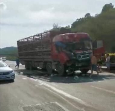  山沟|大巴被追尾翻落山沟，消防紧急救出11名乘客