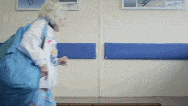 亲自|鸟人”奶奶亲自示范，什么叫做活到老玩到老