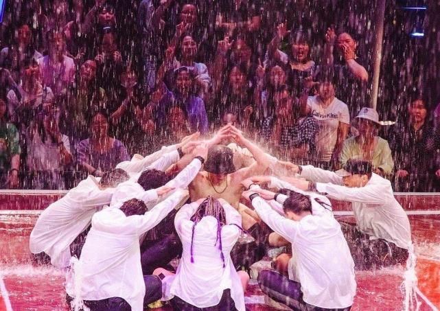  表现出色|张艺兴在《这就是街舞》中表现出色，作品“莲龙出海”创造奇迹