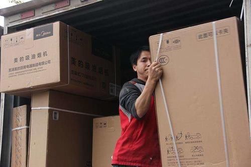 好心|快递员好心帮老人将冰箱扛上7楼，回头却收到投诉，小哥一个举动老人懵了