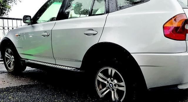 轮胎|宝马工地乱停,拒绝挪车,包工头无奈只能让其轮胎和地面“融合”