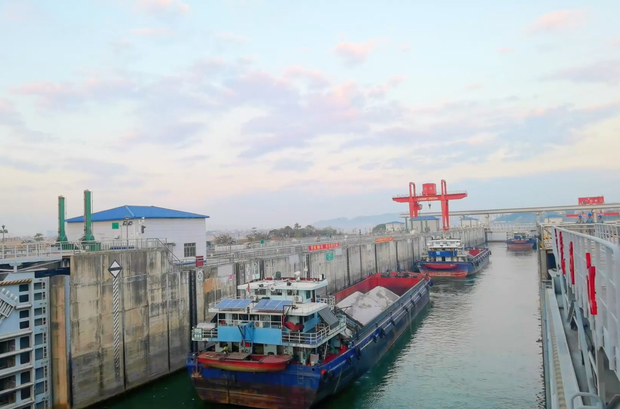 一季度西江“黄金水道”船闸过货量实现两位数增长