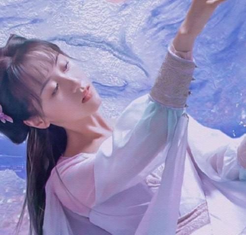  全身|怪不得袁冰妍拍戏总是半景照，镜头拉远看清全身，未修图腿型太真实