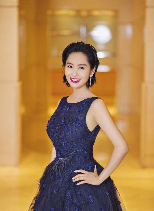  条连衣裙|朱茵身材真丰满，身穿黑色蕾丝包臀裙性感优雅，48岁依旧风情万种