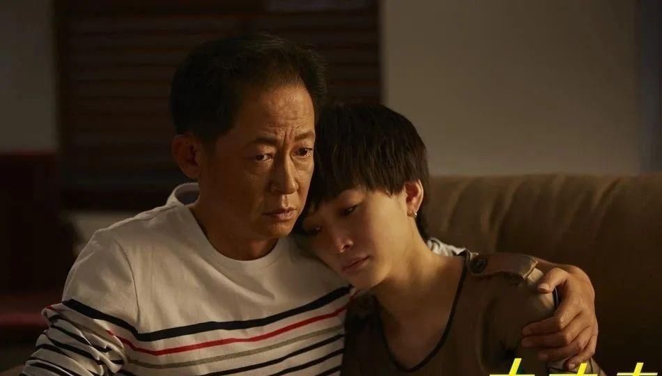 瘦显|54岁王志文近照暴瘦显老?拍戏8个助理待命,8岁儿子逐梦演艺圈?