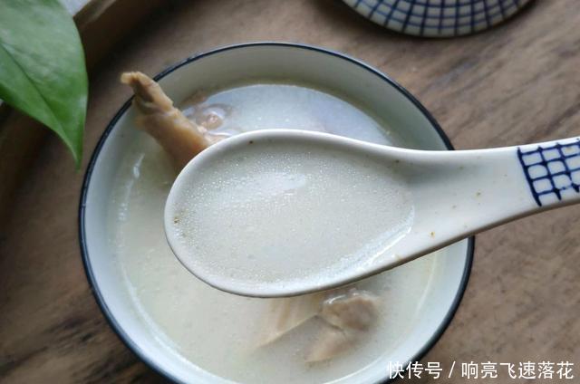 养胃|秋季,应该喝上一碗暖身养胃的猪肚鸡汤,汤浓味鲜营养价值高