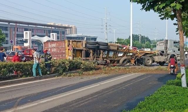  集装箱|即墨区汽车站附近青威路上集装箱车侧翻压了小轿车？