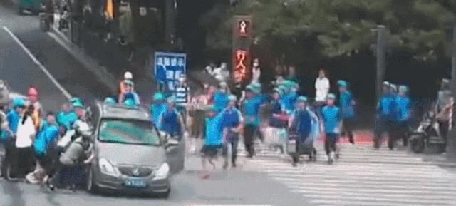  车底|11秒！女子被压车底，一群“蓝精灵”蜂拥而至，抬车救人！