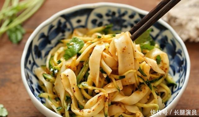 必备|家庭必备凉菜黄瓜拌凉皮,下酒的最佳凉菜,味道更是酸甜可口