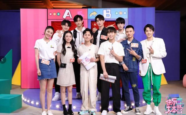  个子|《快乐大本营》麦亨利内涵何炅“个子矮”，谁注意到何炅的表情？