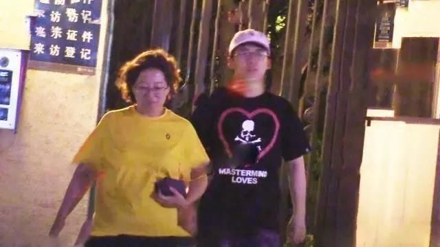 母子|郭麒麟与生母同框,母子相明显离开郭德纲20年,胡中惠身价过亿