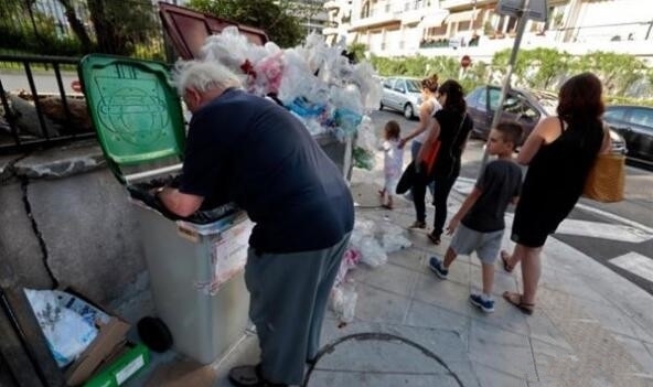 老人|这位老人每月退休金2万，却捡垃圾为生，得知背后原因，沉默！