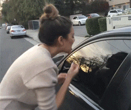 搞笑|搞笑GIF:你这车牌太牛了啊!卖出去比你的车都要贵