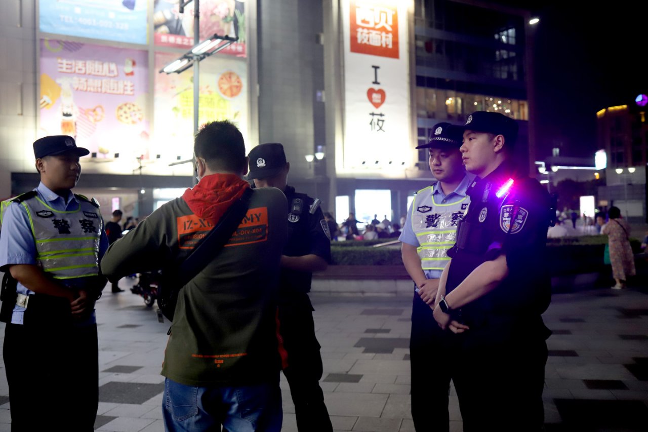 警察|闵行警察夏季勤务模式开启！居民阿姨说：他们一出来，小偷小摸都不敢出来啦