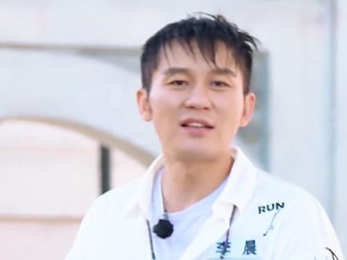 玩游戏|李晨玩游戏时意外摔倒,谁注意一旁蔡徐坤的举动暴露两人关系