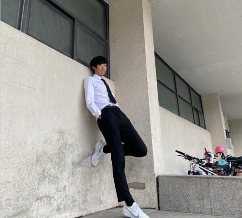  塑料瓶|跳高运动员退役后的生活略显心酸，塑料瓶充当花洒，生锈的水槽舍不得换