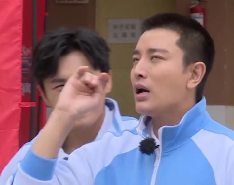 极限挑战|任嘉伦亮相《极挑宝藏行》时,其他人都忙着寒暄,谁注意杨超越在干啥