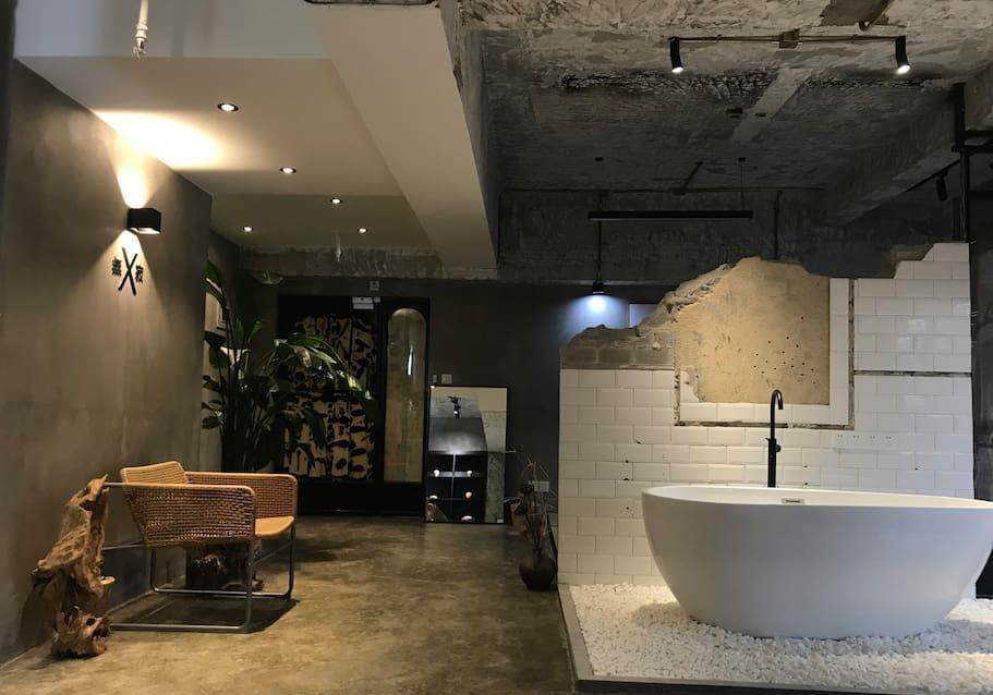 有趣|成都这家废墟艺术民宿太有趣,感觉就像是住在废品楼里